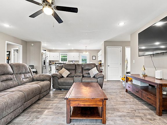 3rd image of 676 Parkway Dr