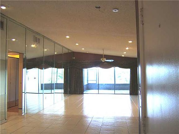 4th image of 396 NE 195th St #396