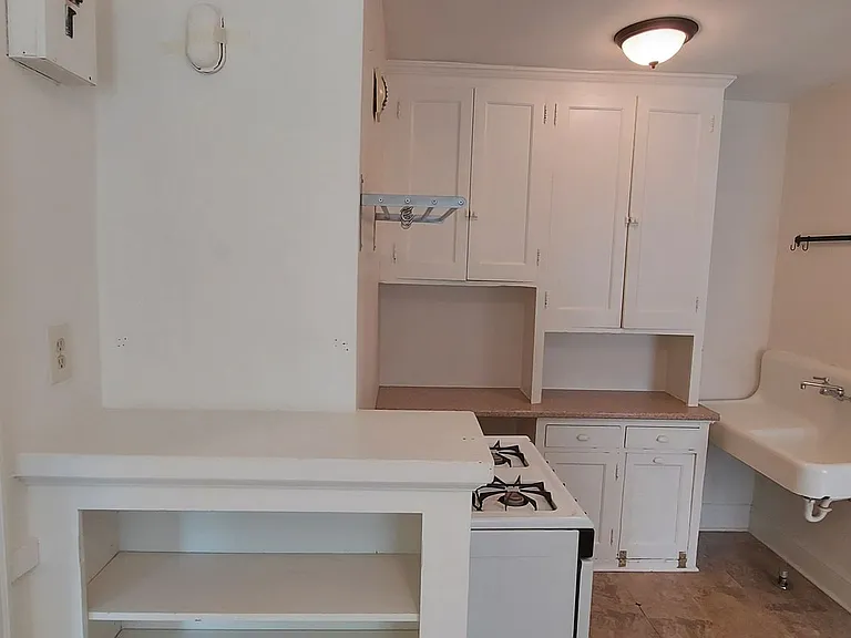 451 Fairview Ave N — Photo 3