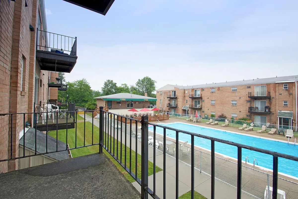 Building Photo - Fox Run Apartments
