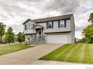 5478 Sandlewood Ct, Waterford, MI 48329