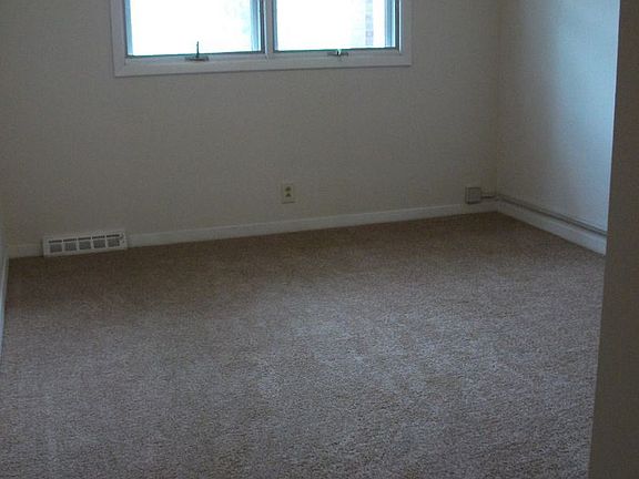 5th image of 1701 Meadowbrook Dr APT 3
