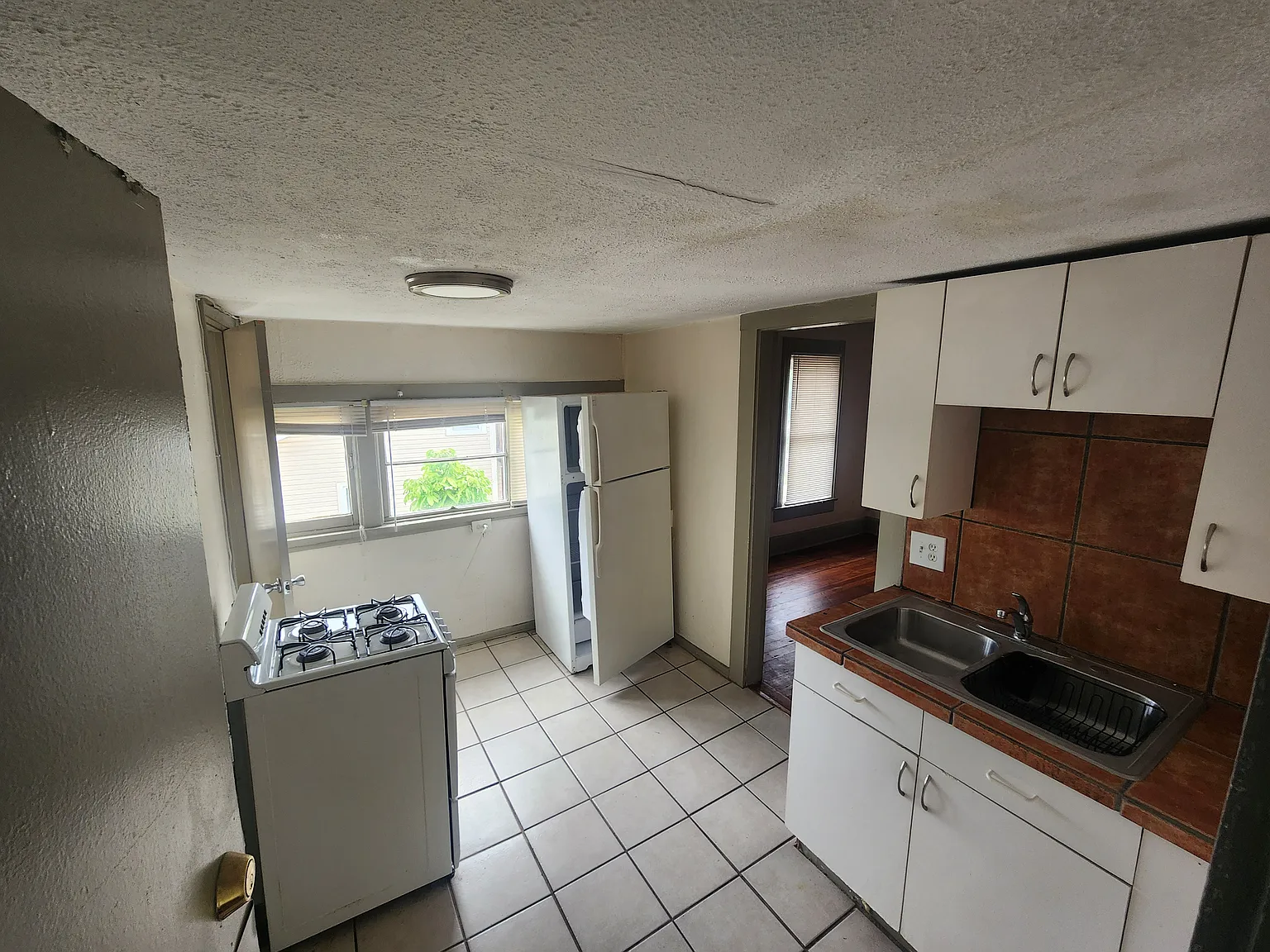 Studio, 375 sqft, $1,300 — Photo 4