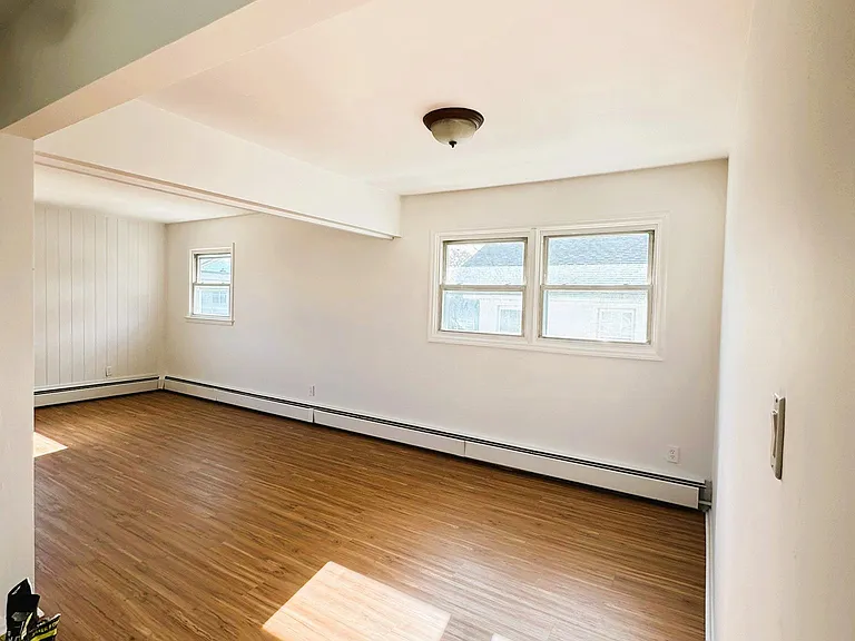 131 Roslyn Rd #1 — Photo 10