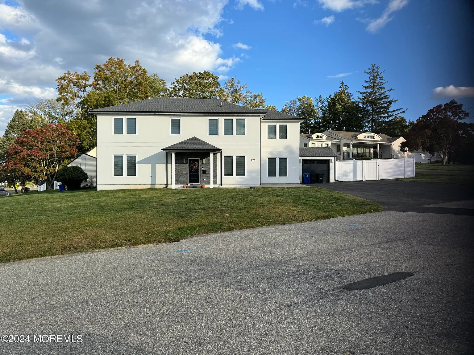 975 Van Court Ave photo 1