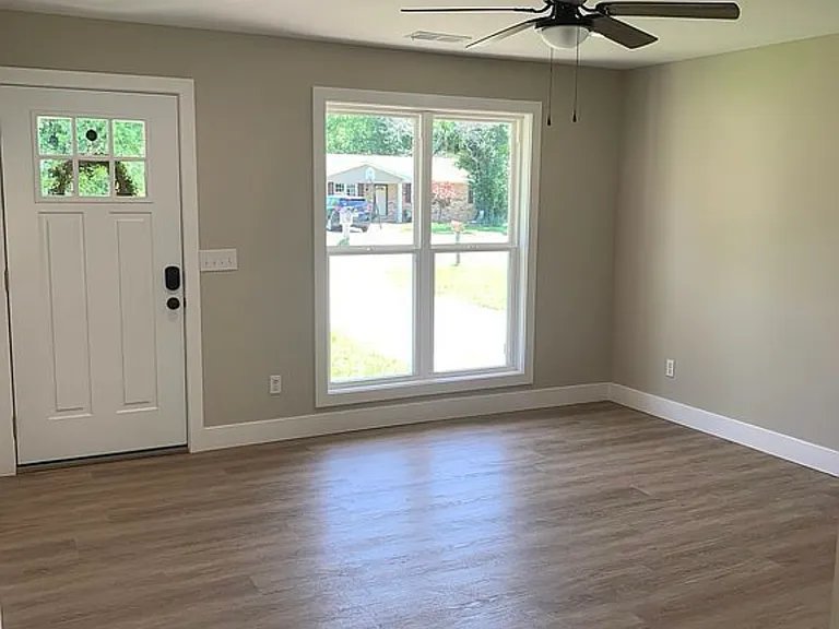 411 Louise Dr — Photo 3