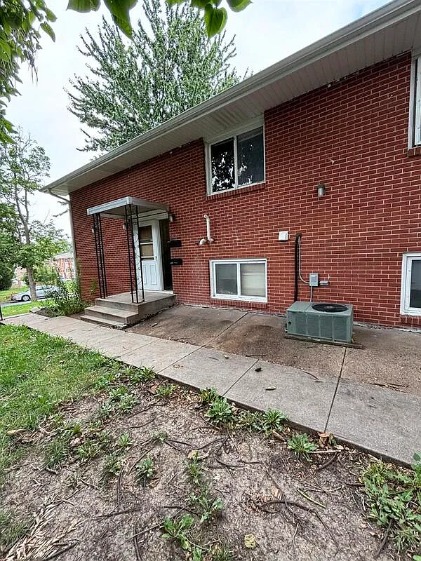 2 bed, 1.0 bath, $1,099 — Photo 2