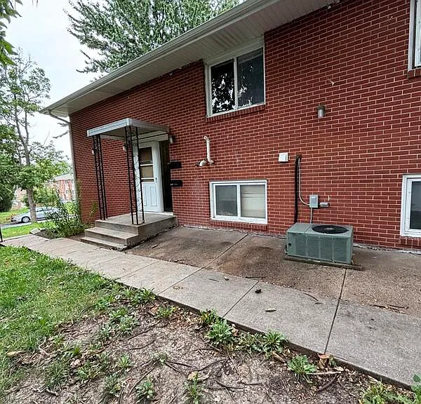 4616 Stockwell St — Photo 2