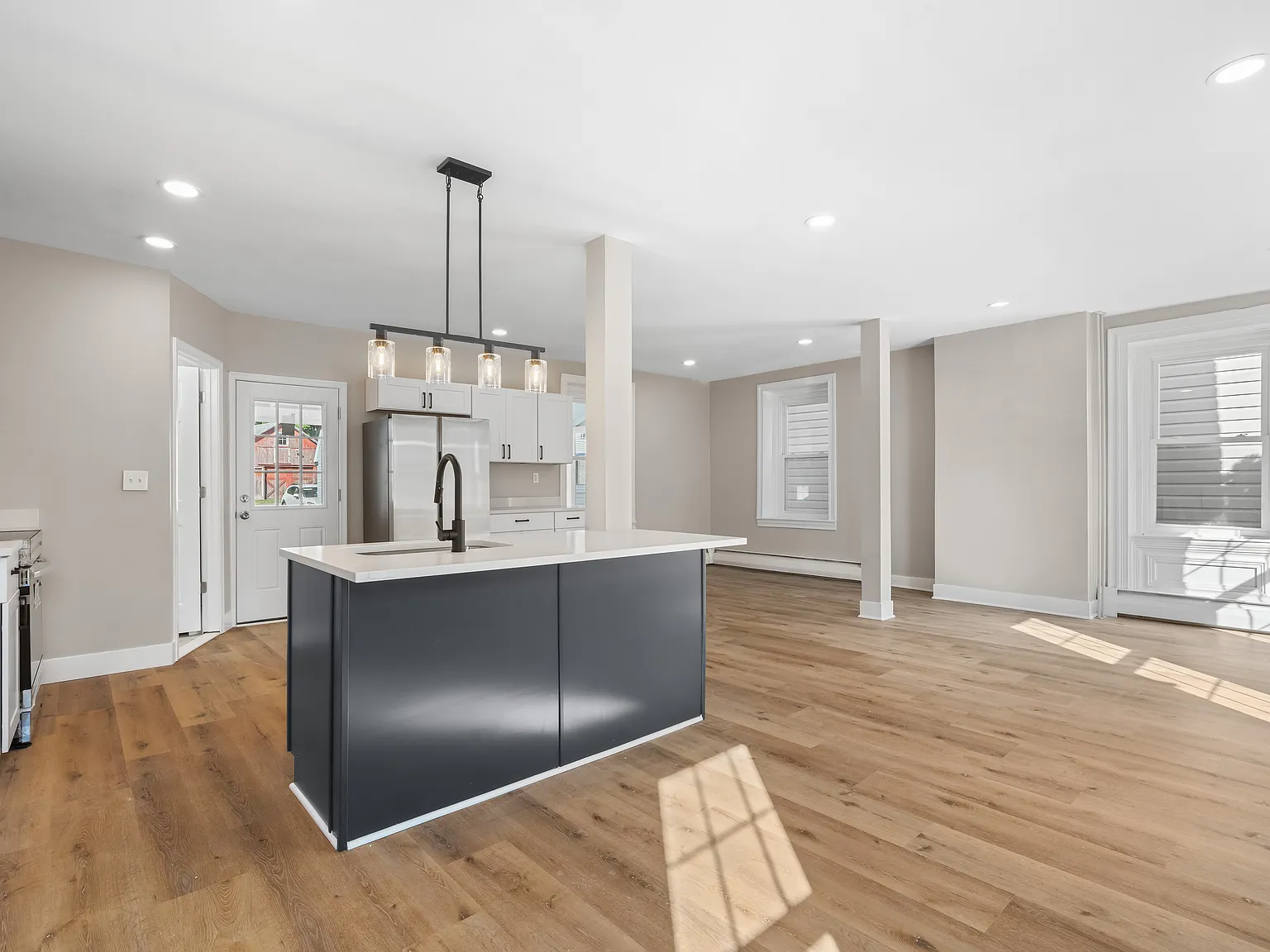 3 bed, 1.5 bath, 1440 sqft, $2,250 — Photo 2