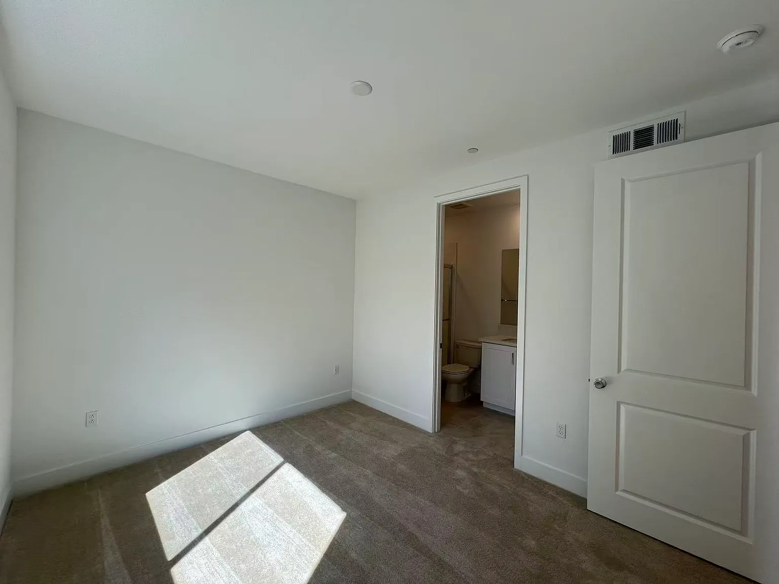 3 bed, 3.5 bath, 1825 sqft, $5,500 — Photo 3