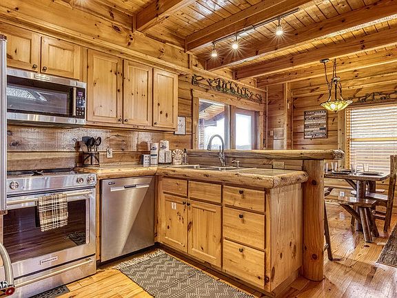 4th image of 1111 Towering Oaks Dr
