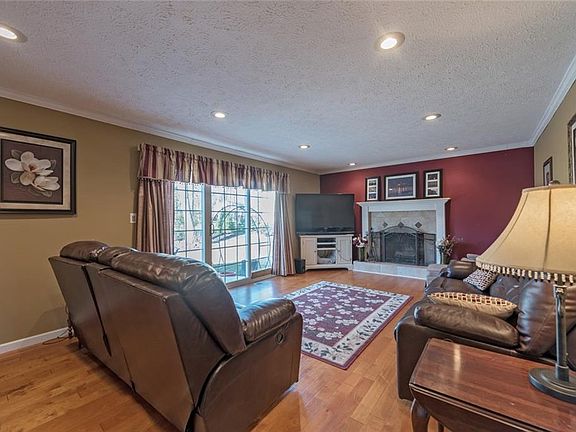 5th image of 476 Hickory Hill Dr