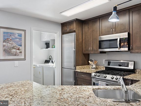 3rd image of 207 Fernwood Pl