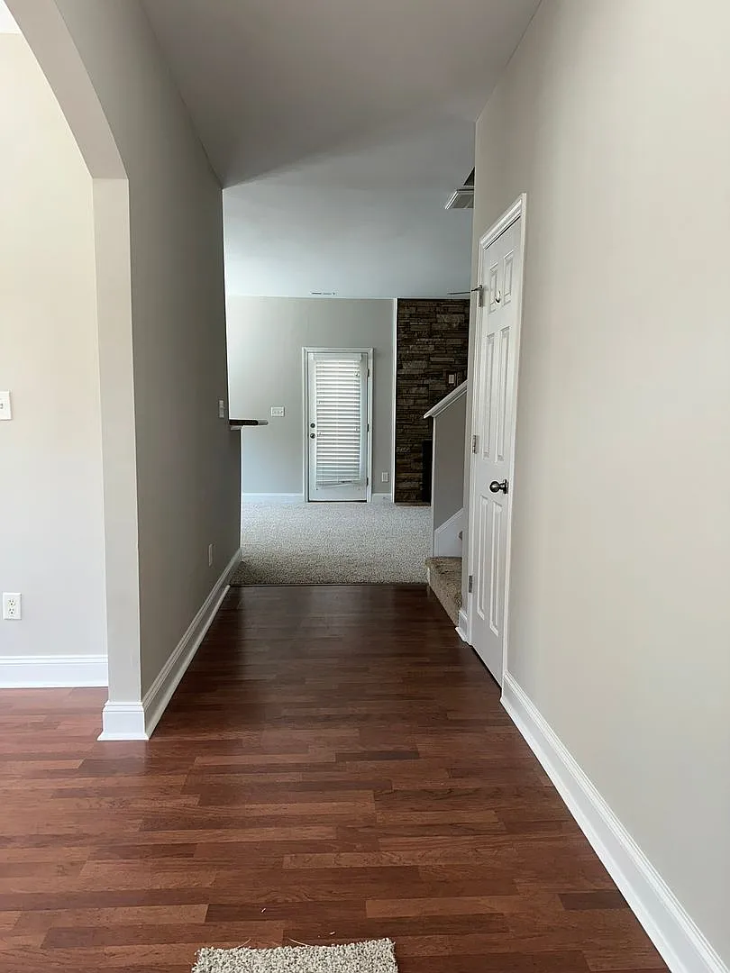 Large family home with fenced back yard in Satterfield Close to Cherry Point & New Bern — Photo 4