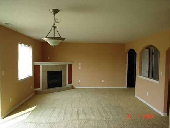 Family rm, gas fireplace