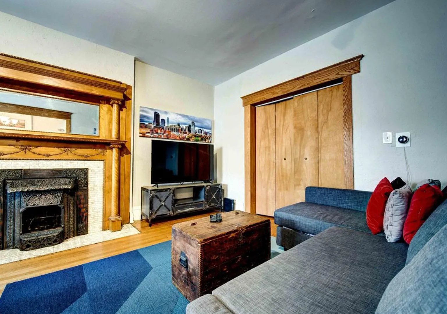 Beautiful two story unit with Victorian charm — Photo 4
