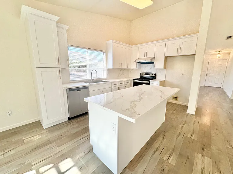 New Kitchen Cabinets & Quartz Countertops