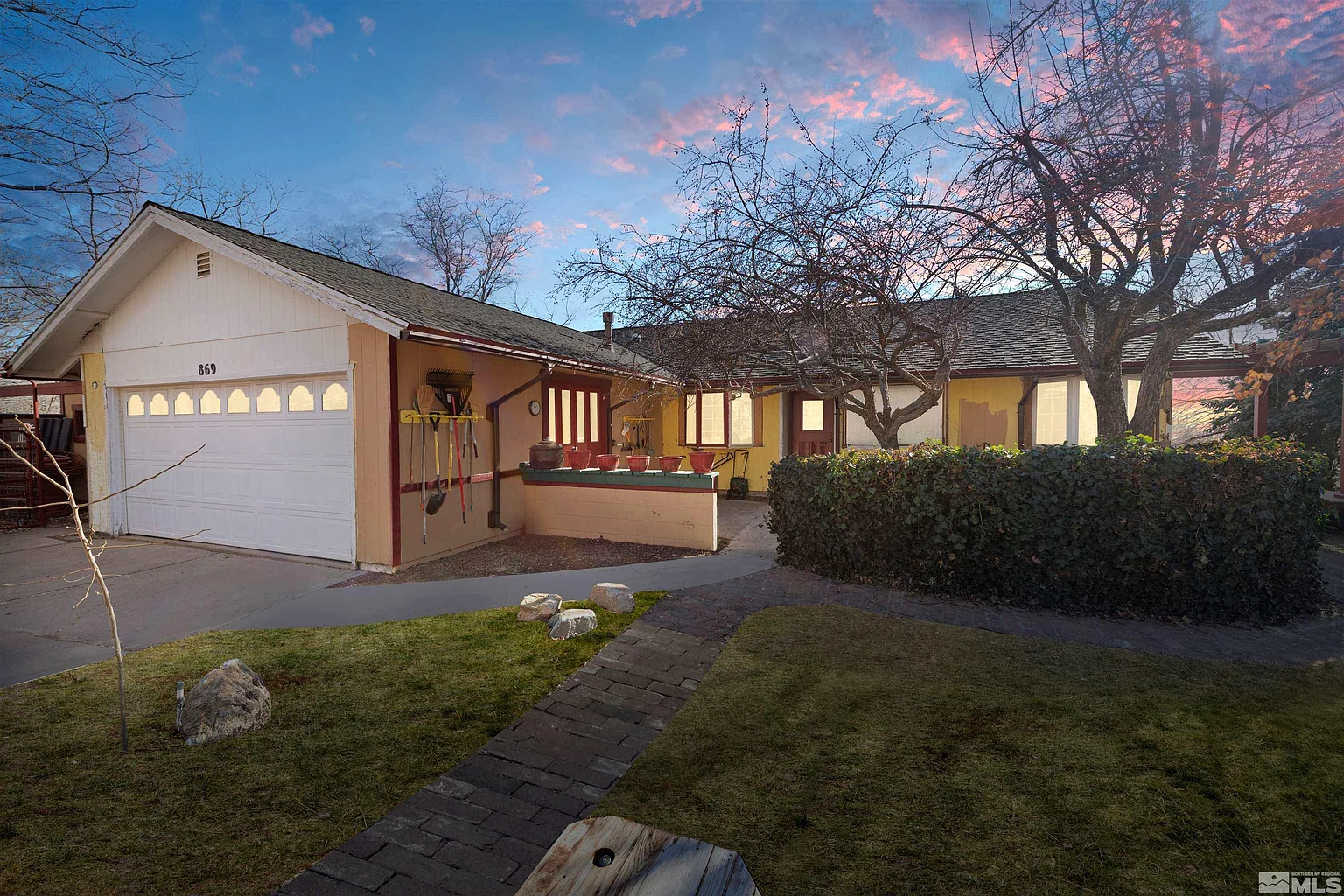 869 E Bonanza Dr photo 1