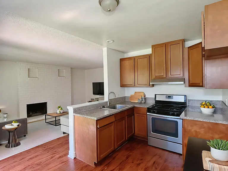 1130 W 9th St #B — Photo 6