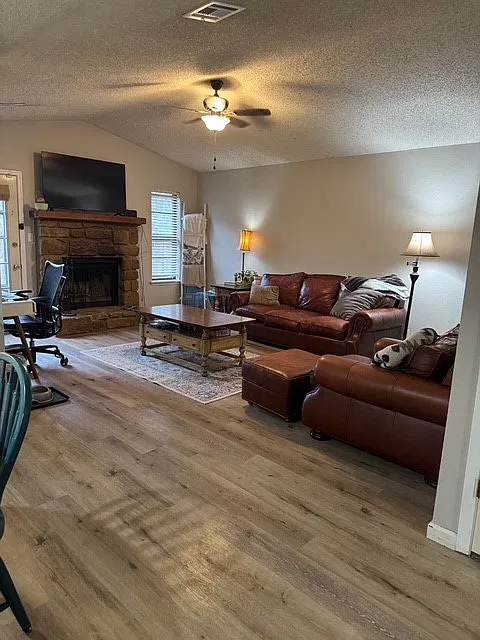 3 bed, 2.0 bath, 1284 sqft, $1,650 — Photo 3