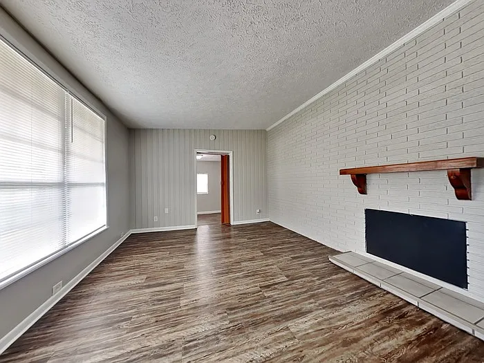 3 bed, 2.0 bath, 1270 sqft, $1,595 — Photo 3