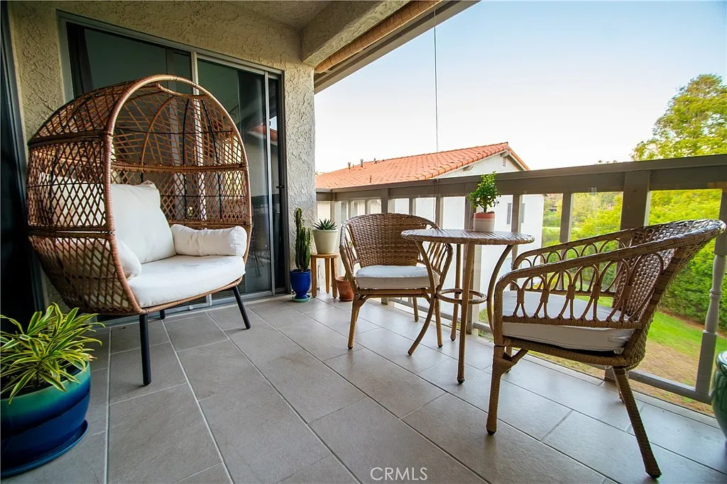 2 bed, 1041 sqft, $3,900 — Photo 4