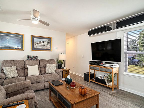 5th image of 488 Samara Dr.