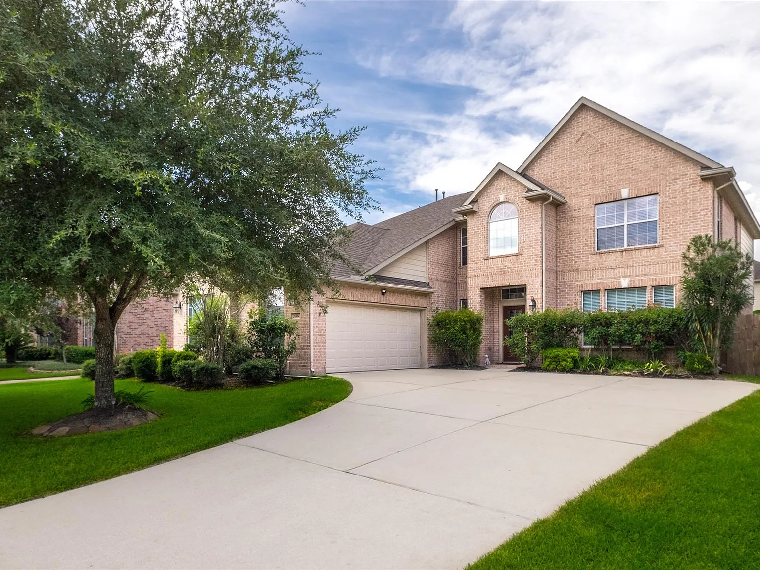 5 bed, 4.0 bath, 3363 sqft, $3,200 — Photo 1