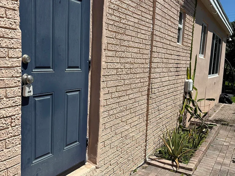 1418 Wiley St — Photo 3