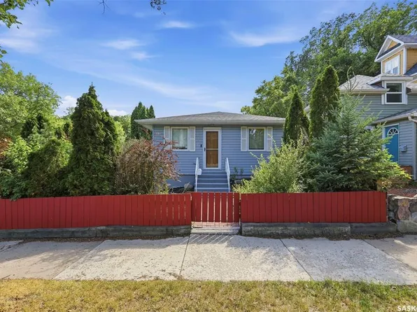301 29th STREET W, Saskatoon, SK S7L 0M2