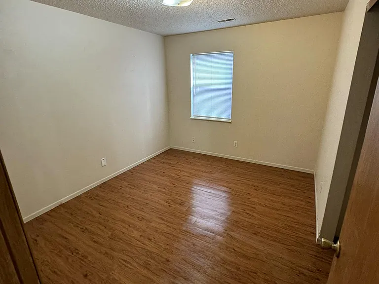 Oak Knoll Apartments — Photo 21