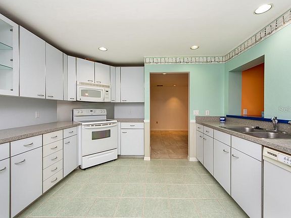 3rd image of 8518 Claonia St