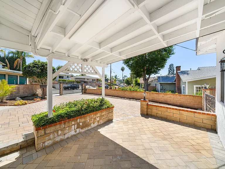2035 Las Colinas Ave — Photo 13