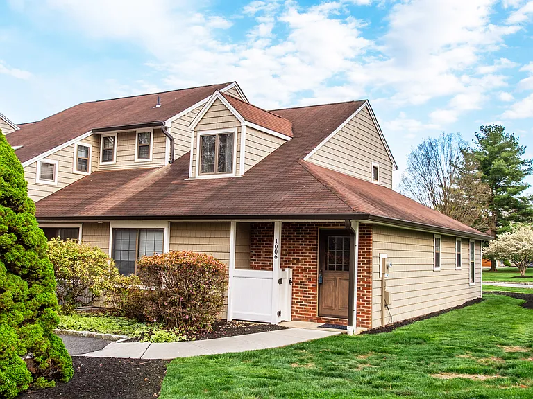 1006 Bryan Ct — Photo 2