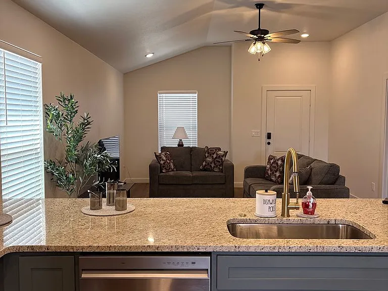 2515 Kenwood Ave — Photo 4