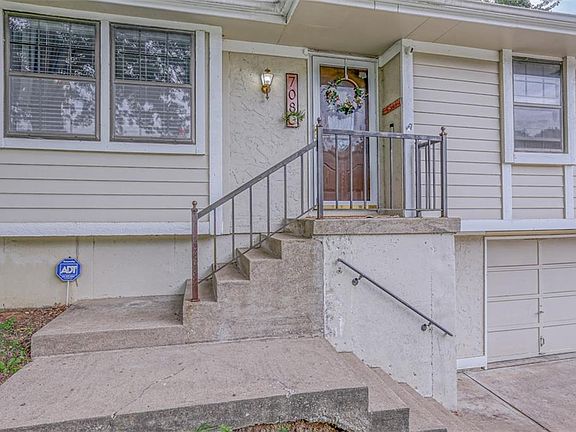 2nd image of 708 SE Redwood Ln