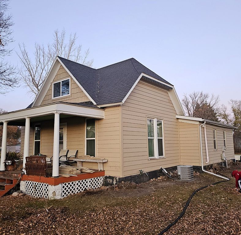304 4th St S - Property Image