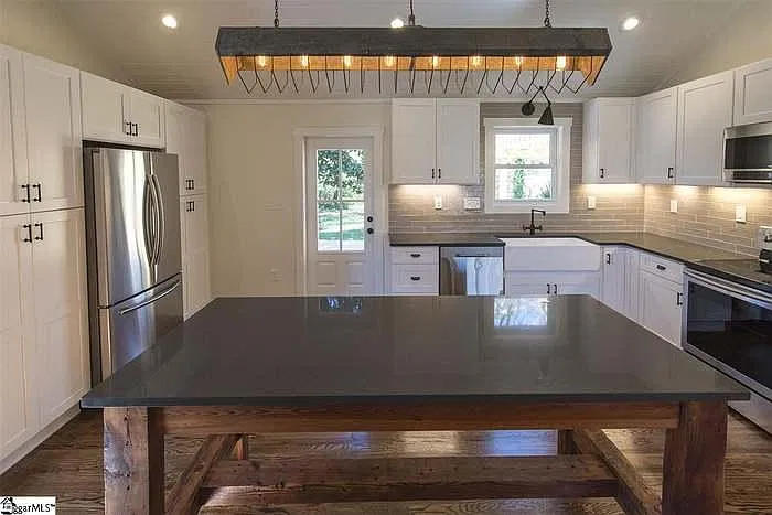 3 bed, 1800 sqft, $3,200 — Photo 3