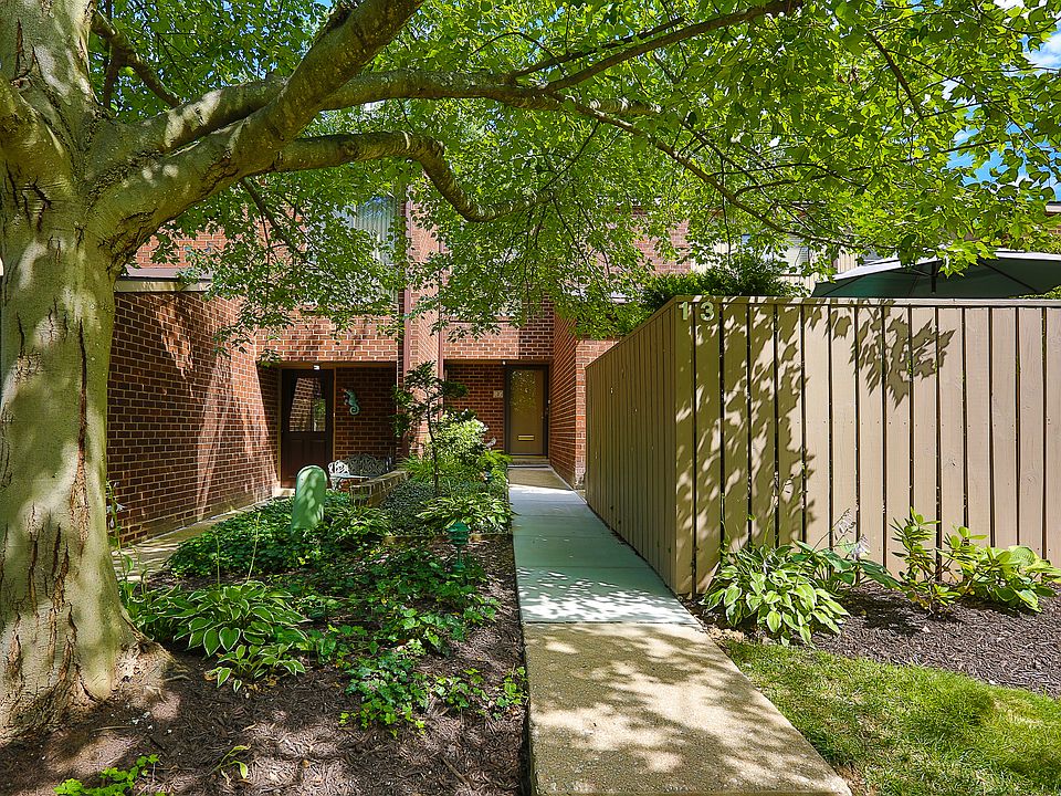 13 Saddle Court 
entry