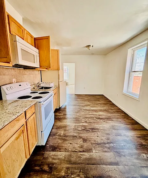 240-42 W Glenwood Ave #3 — Photo 1