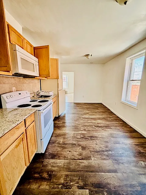 240-42 W Glenwood Ave #3
