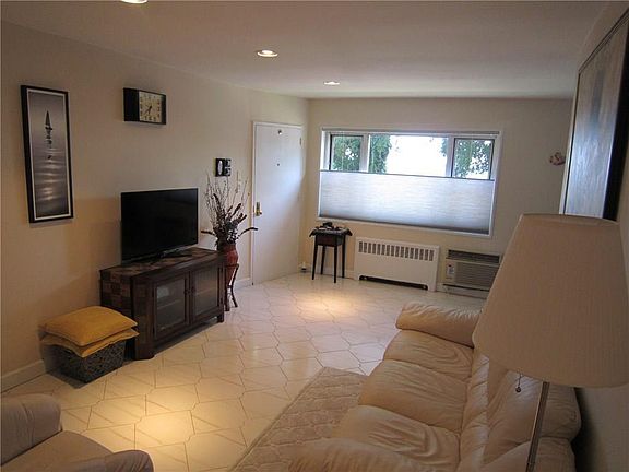 5th image of 1071 Shore Pkwy #1B