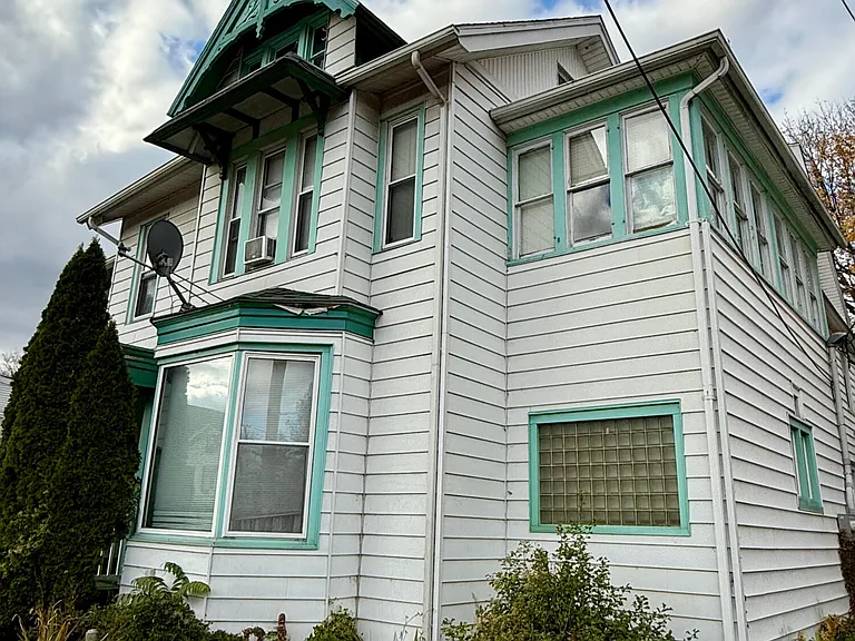 231 E Front St #D — Photo 15