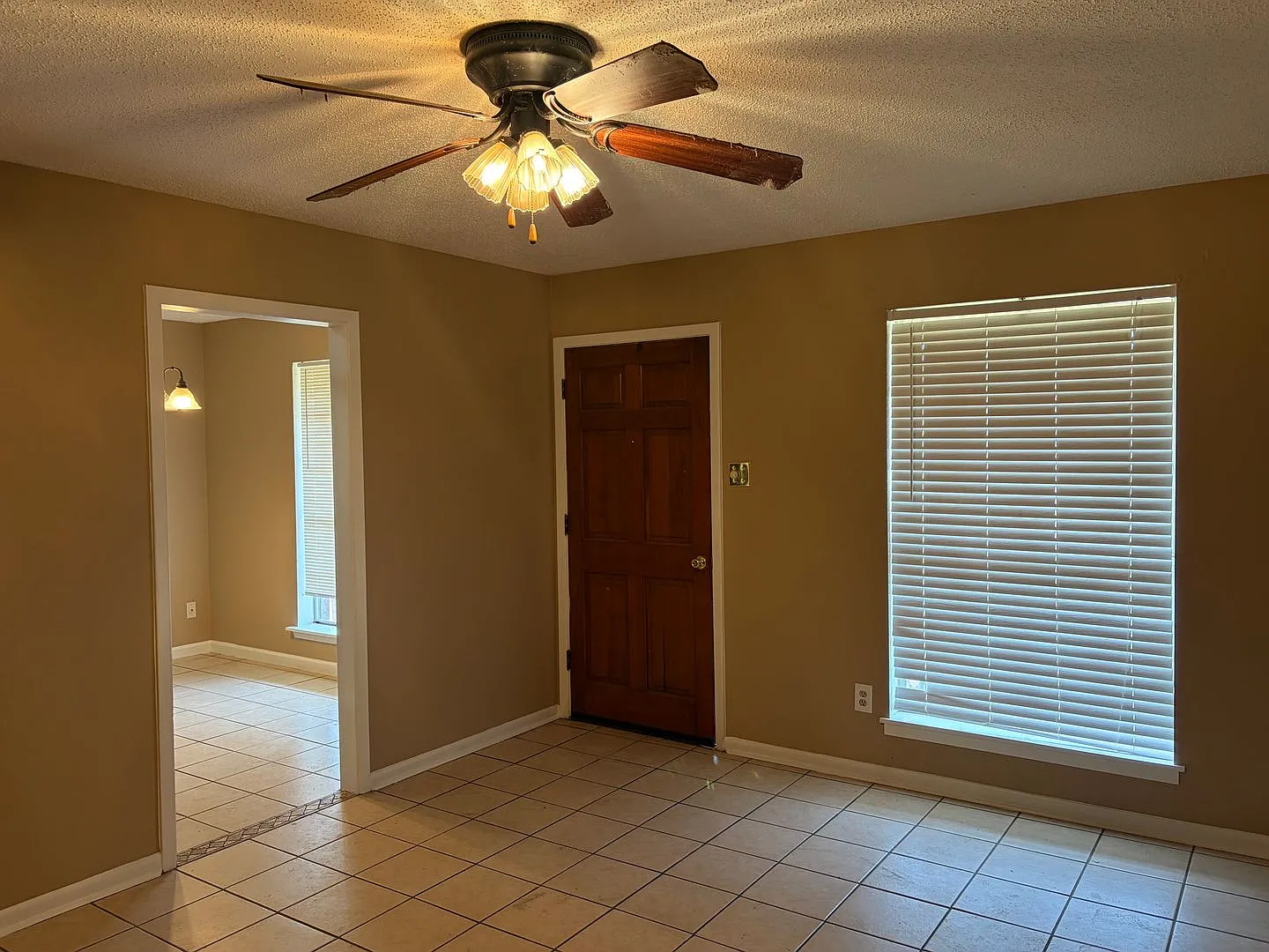 Spacious 4 Bedroom Home in Sun City — Photo 3