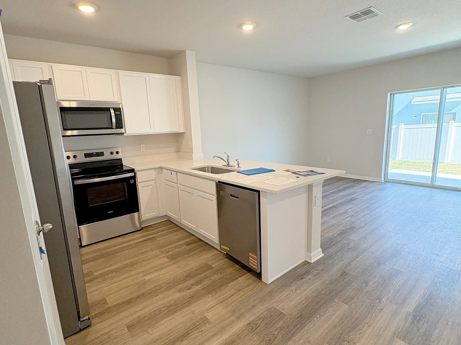 3 bed, 1464 sqft, $2,100 — Photo 3