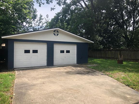 Spacious two care garage....lot's of room for cars, storage, hobby man or tradesman