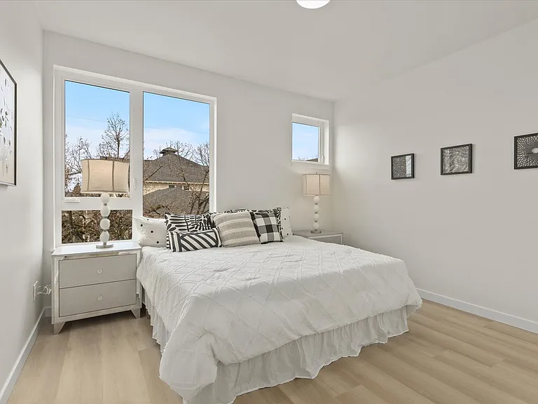 255 E Louisa St — Photo 30