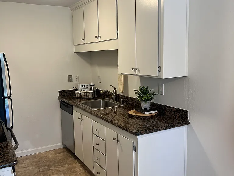 1240 Walker Ave #TOP FLOOR — Photo 3
