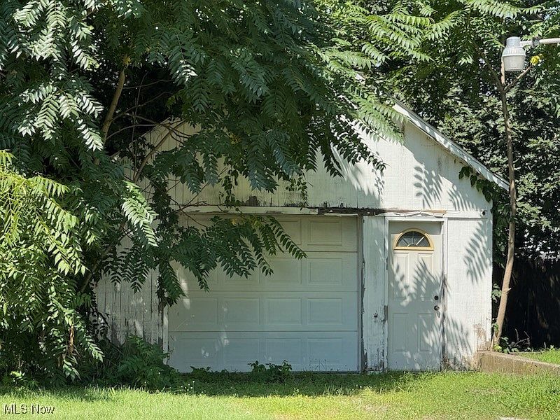 2nd image of 609 Belden Ave NE