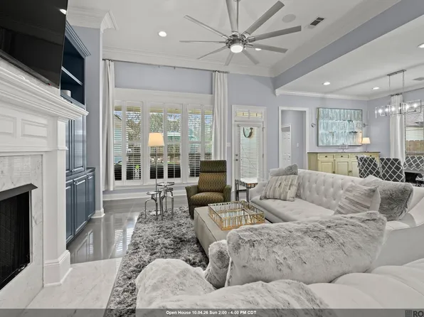 8915 Fox Gate Dr, Baton Rouge, LA 70809